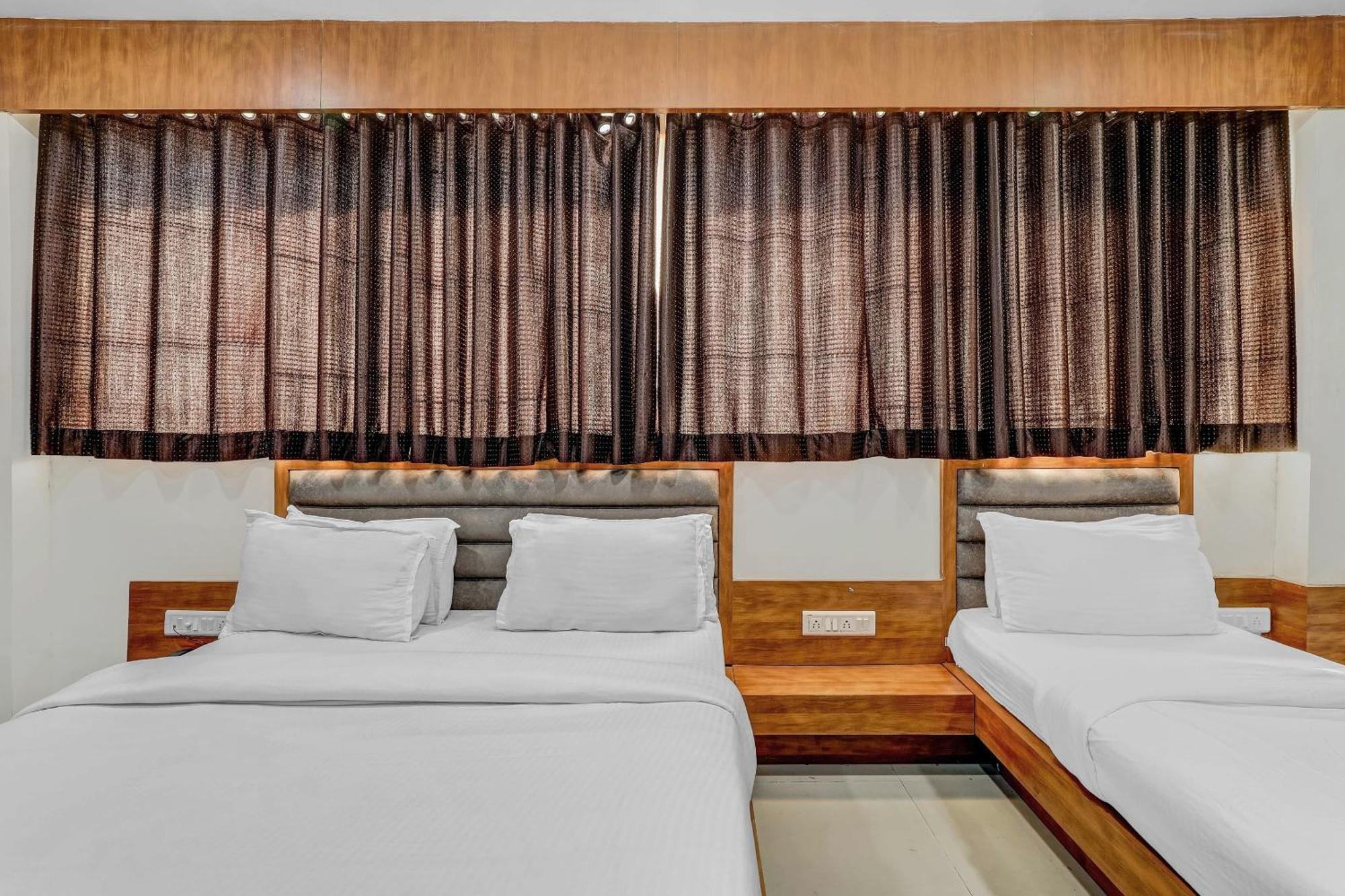 Hotel Capital O Maple View Naroda Exterior foto