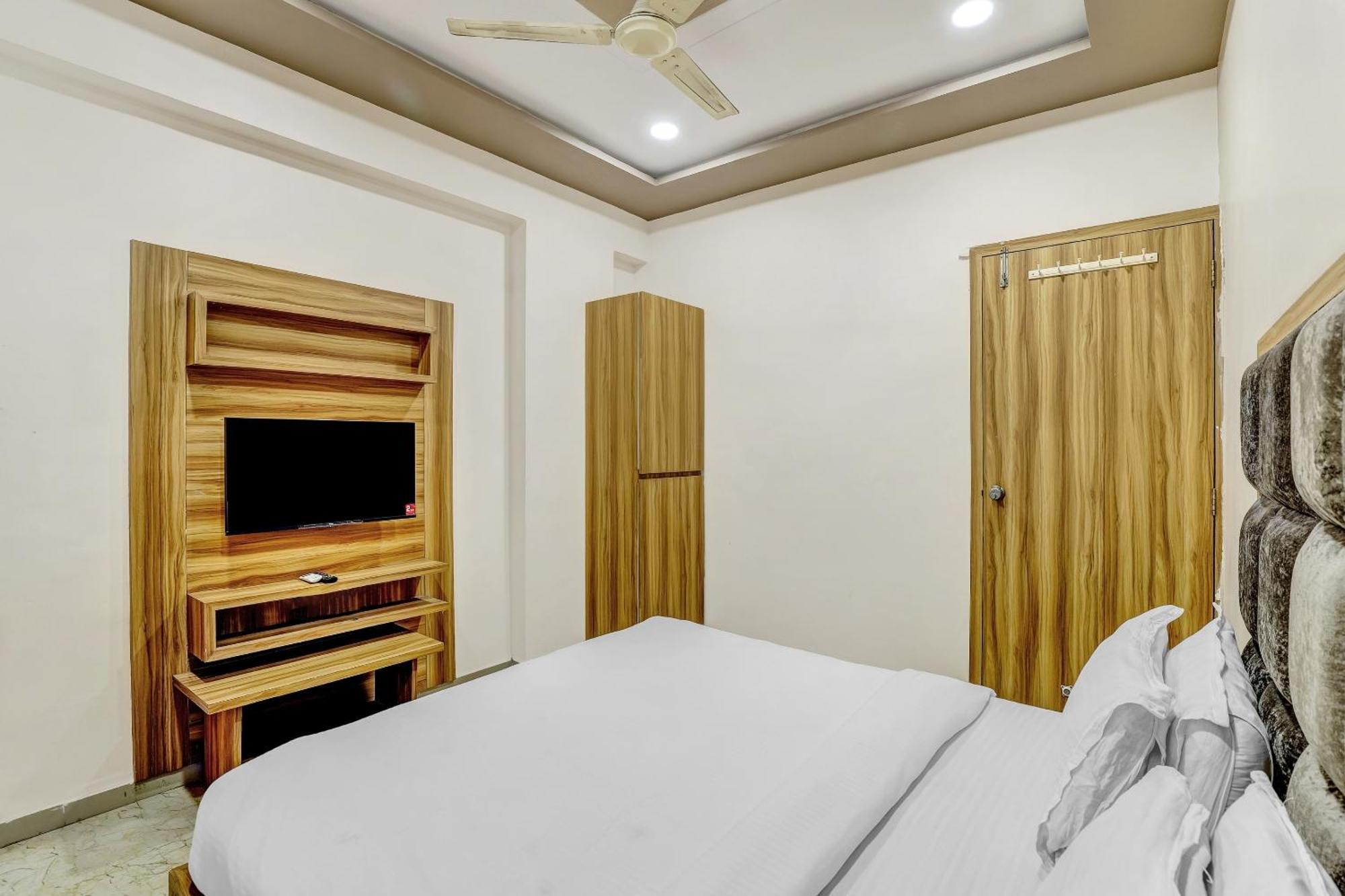 Hotel Capital O Maple View Naroda Exterior foto