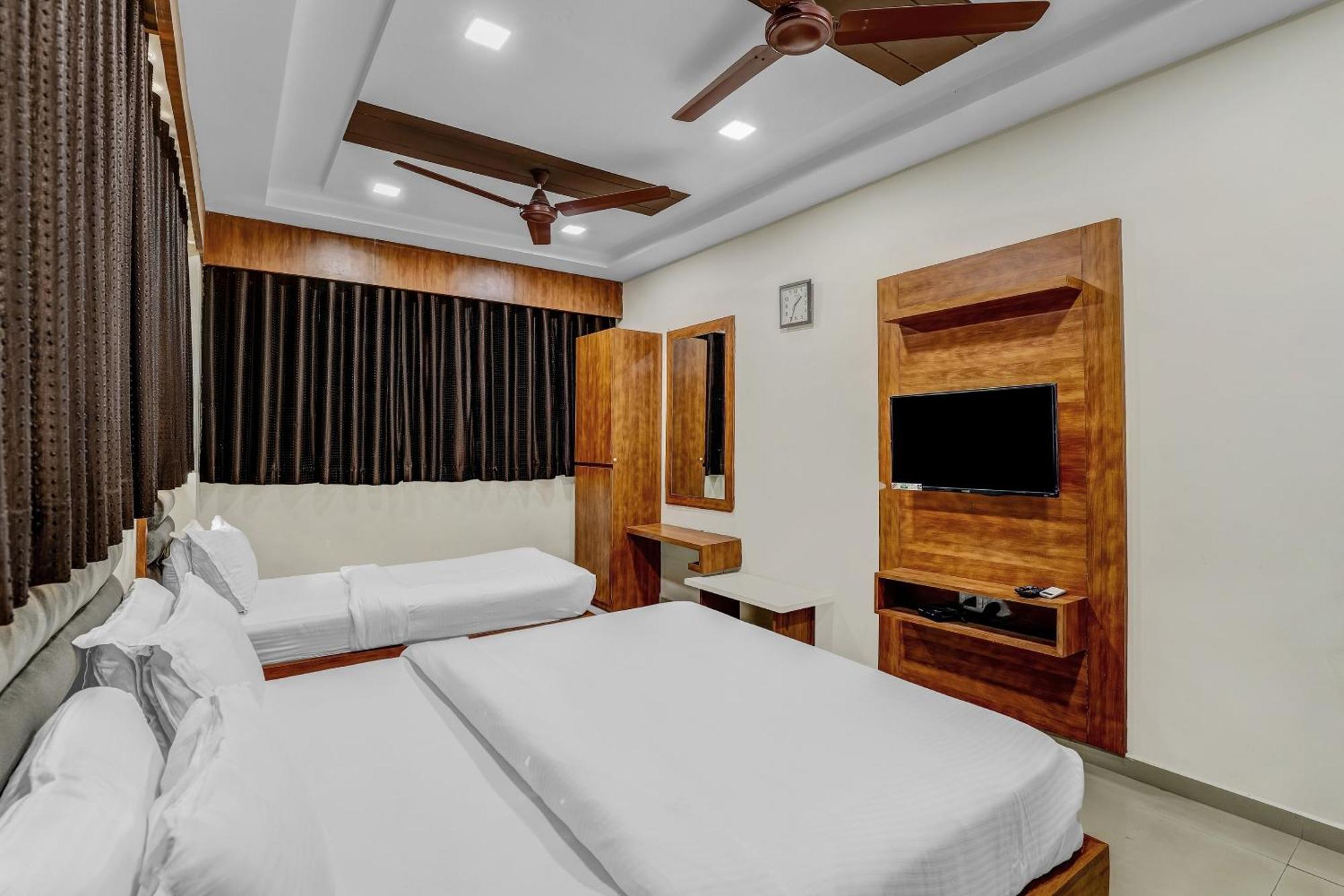 Hotel Capital O Maple View Naroda Exterior foto