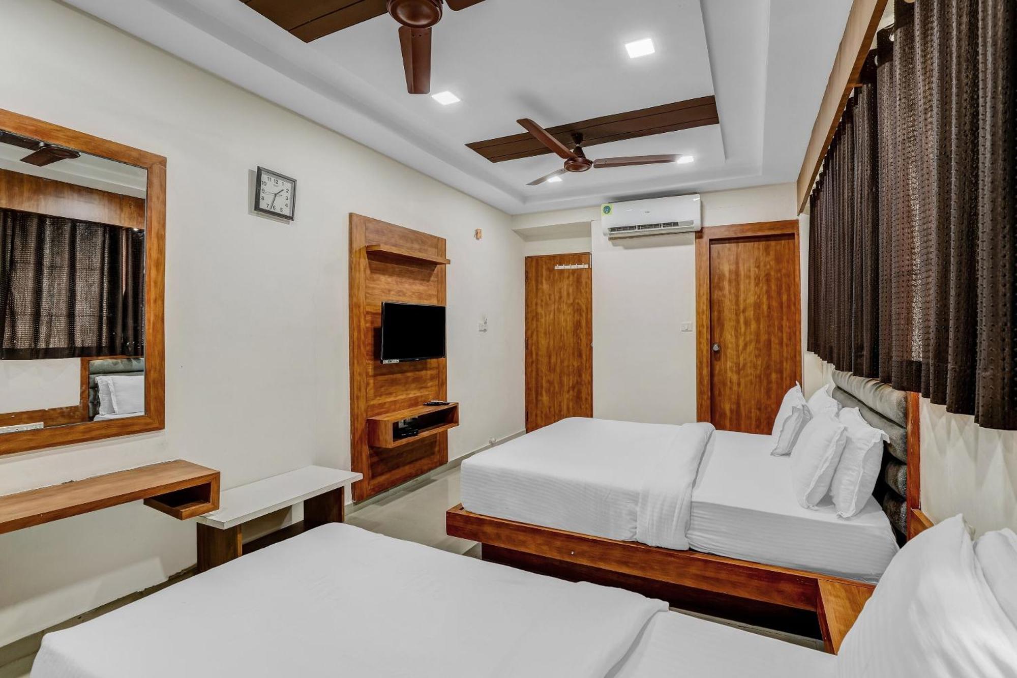 Hotel Capital O Maple View Naroda Exterior foto